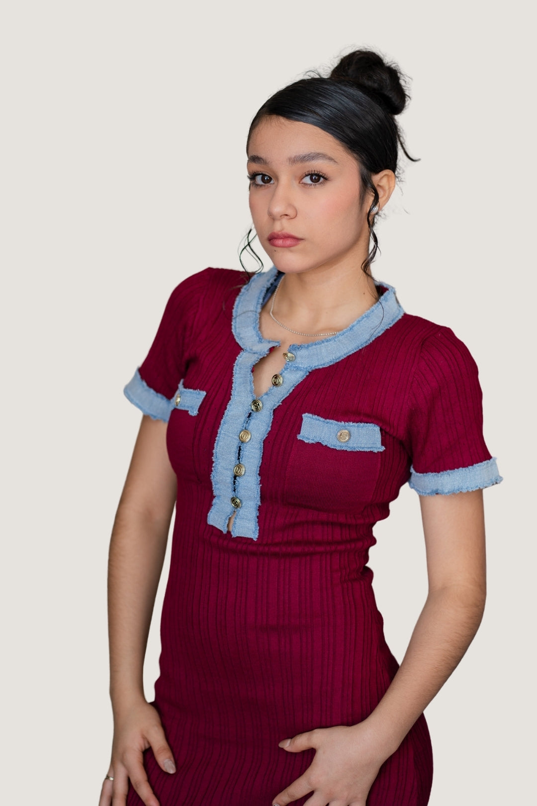 Vestido Largo de Tejido Elástico con Detalles de Mezclilla Tinto