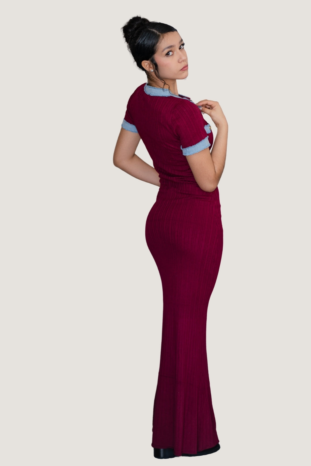 Vestido Largo de Tejido Elástico con Detalles de Mezclilla Tinto