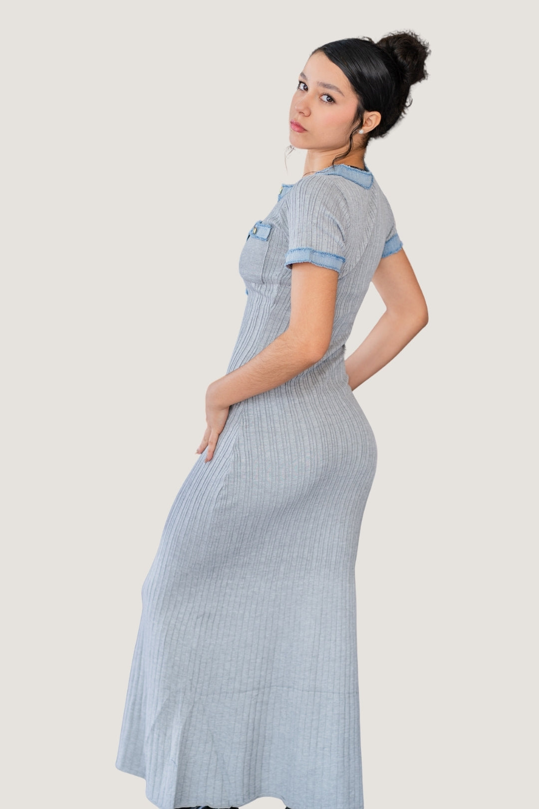 Vestido Largo de Tejido Elástico con Detalles de Mezclilla Gris