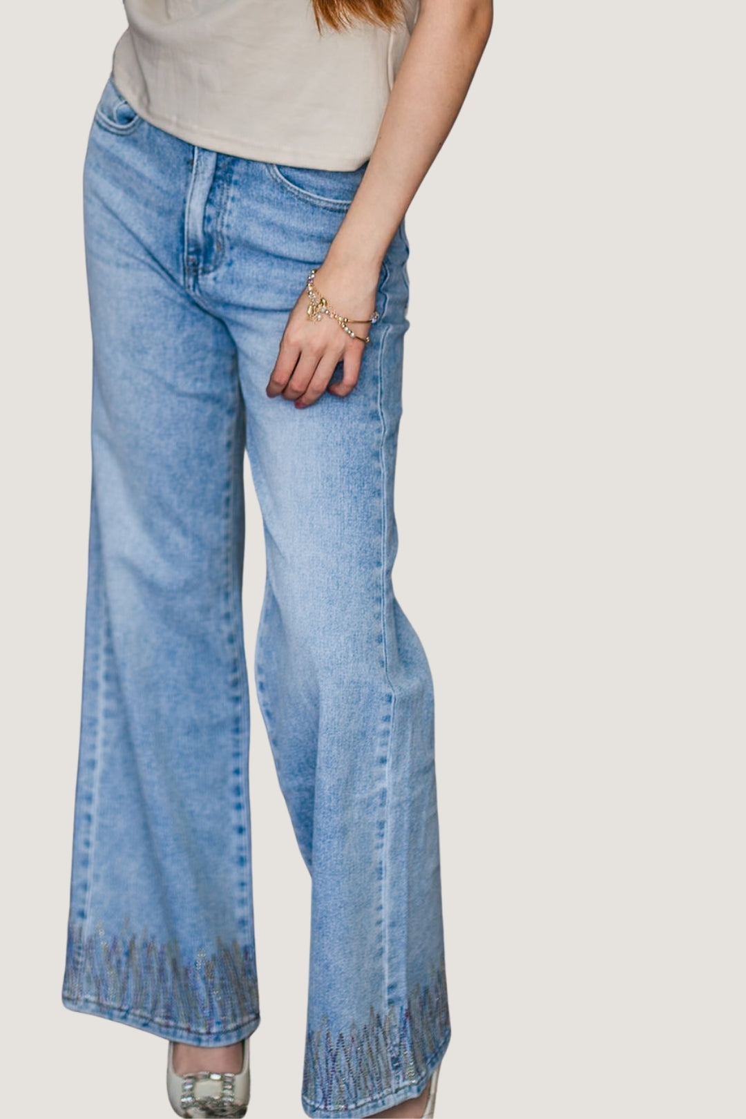 Jeans Wide Pants M Sara con aplicación de brillos y micro-figuras inferiores | Mezclilla Azul Claro Medio