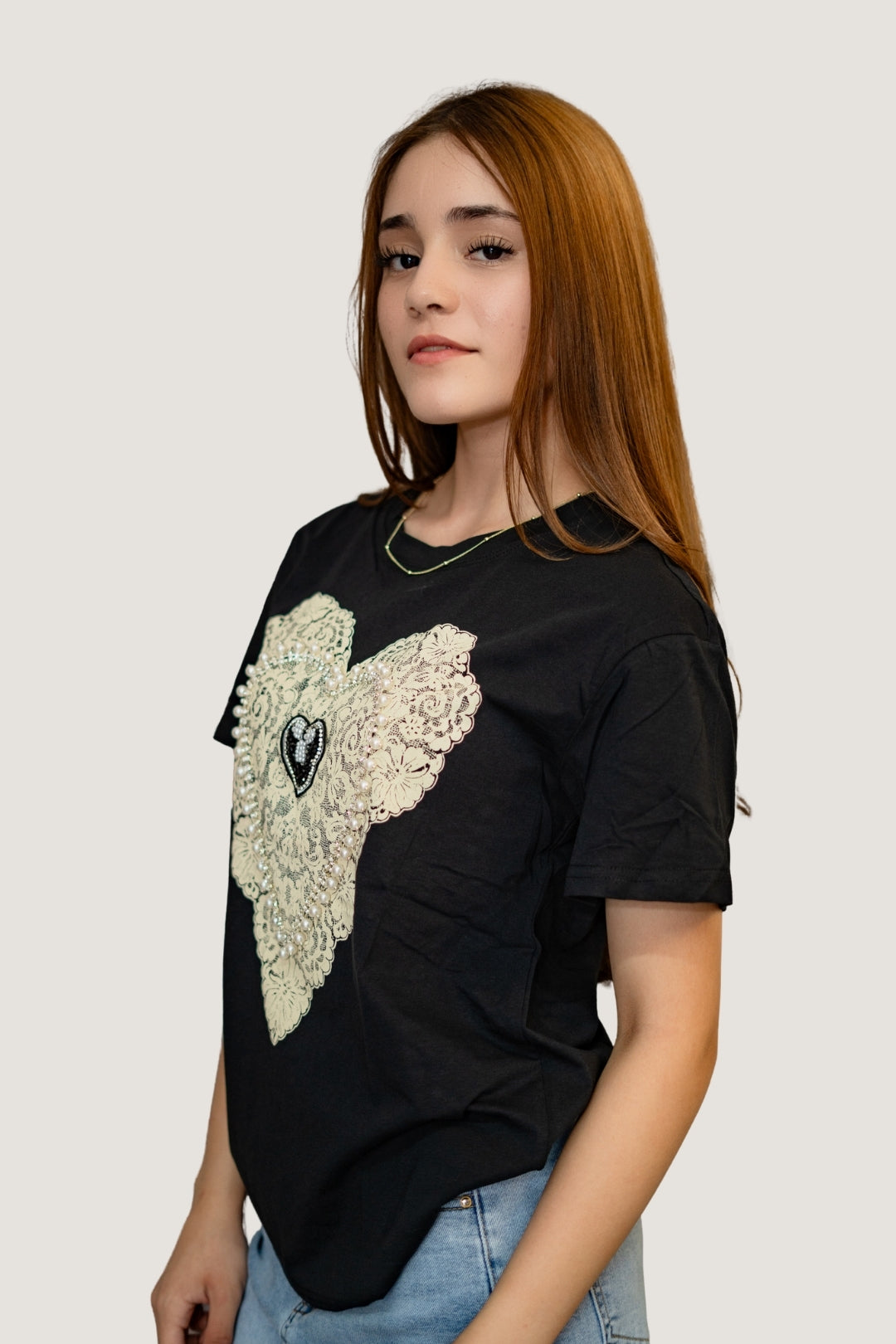 Playera de Algodón con Corazón de Perlas, Encaje y Aplicaciones Brillantes