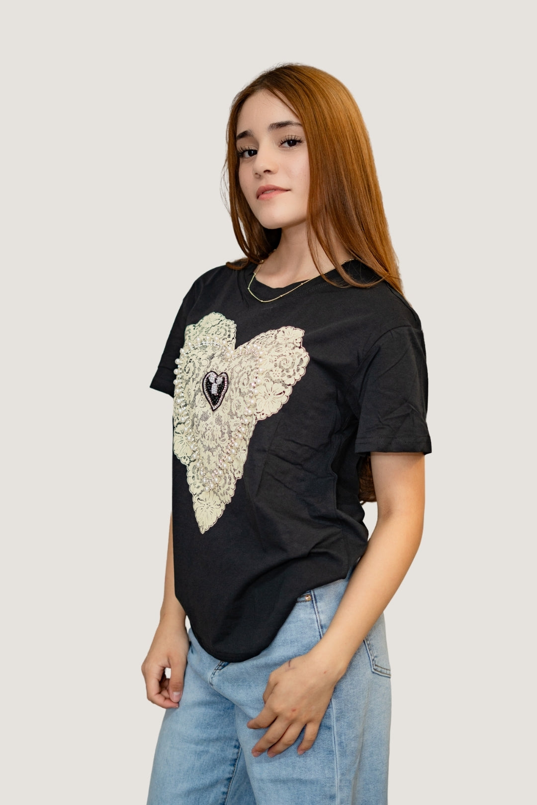 Playera de Algodón con Corazón de Perlas, Encaje y Aplicaciones Brillantes