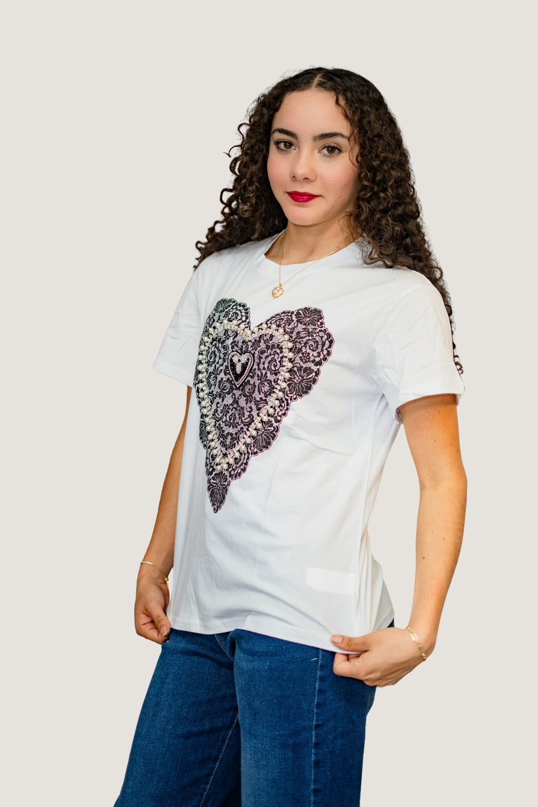 Playera de Algodón con Corazón de Perlas, Encaje y Aplicaciones Brillantes