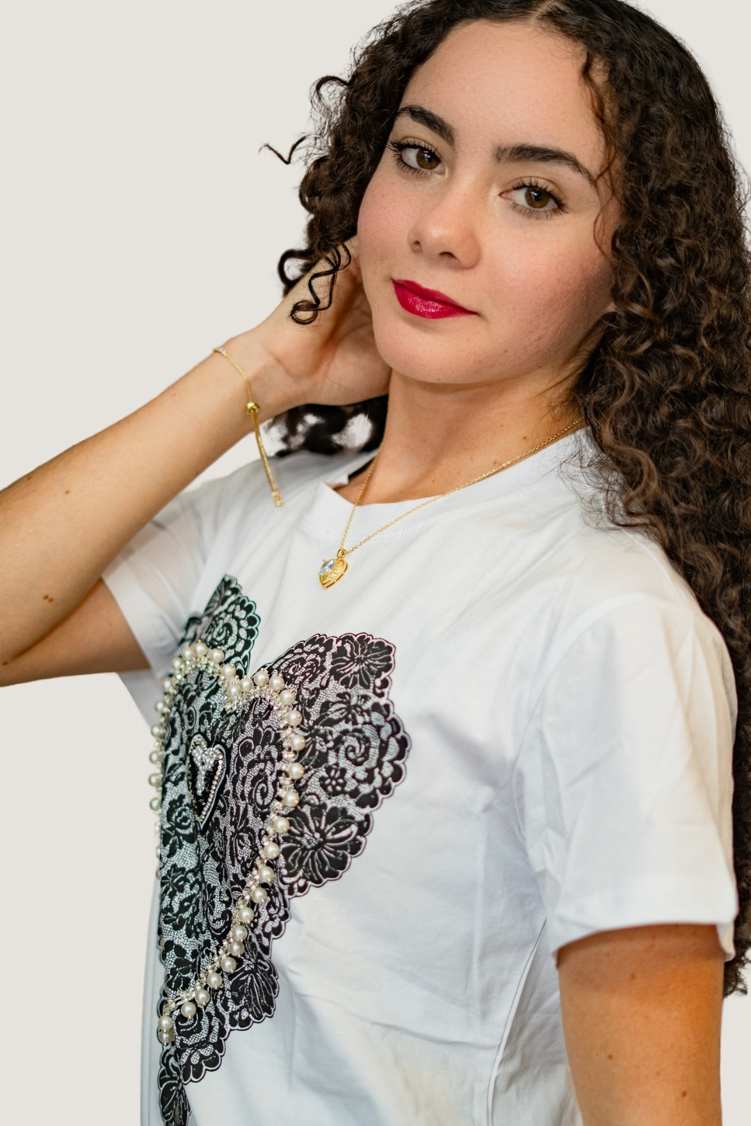 Playera de Algodón con Corazón de Perlas, Encaje y Aplicaciones Brillantes