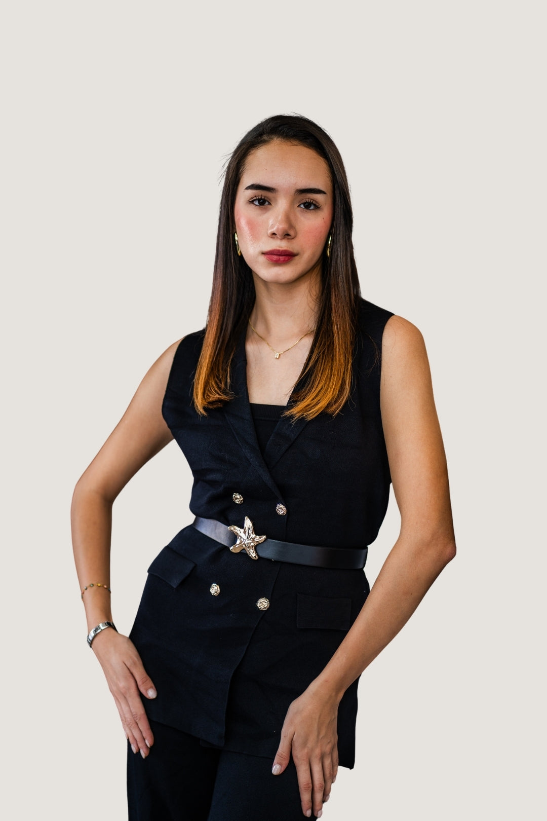 Conjunto Tejido “Estrella dorada” con Chaleco Cruzado Negro