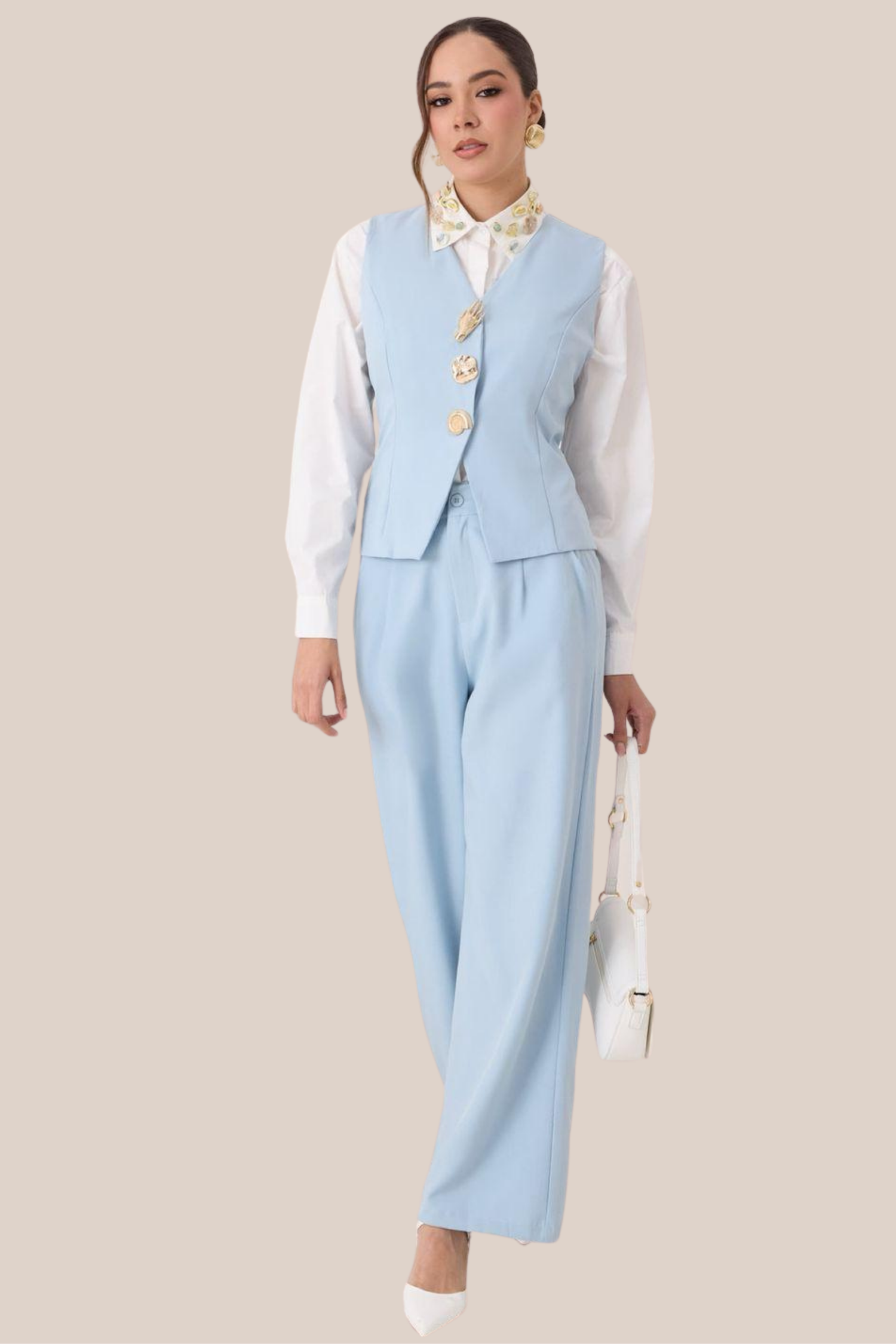 Conjunto Azul de Chaleco Con Detalles de Botones Dorados y Pantalon