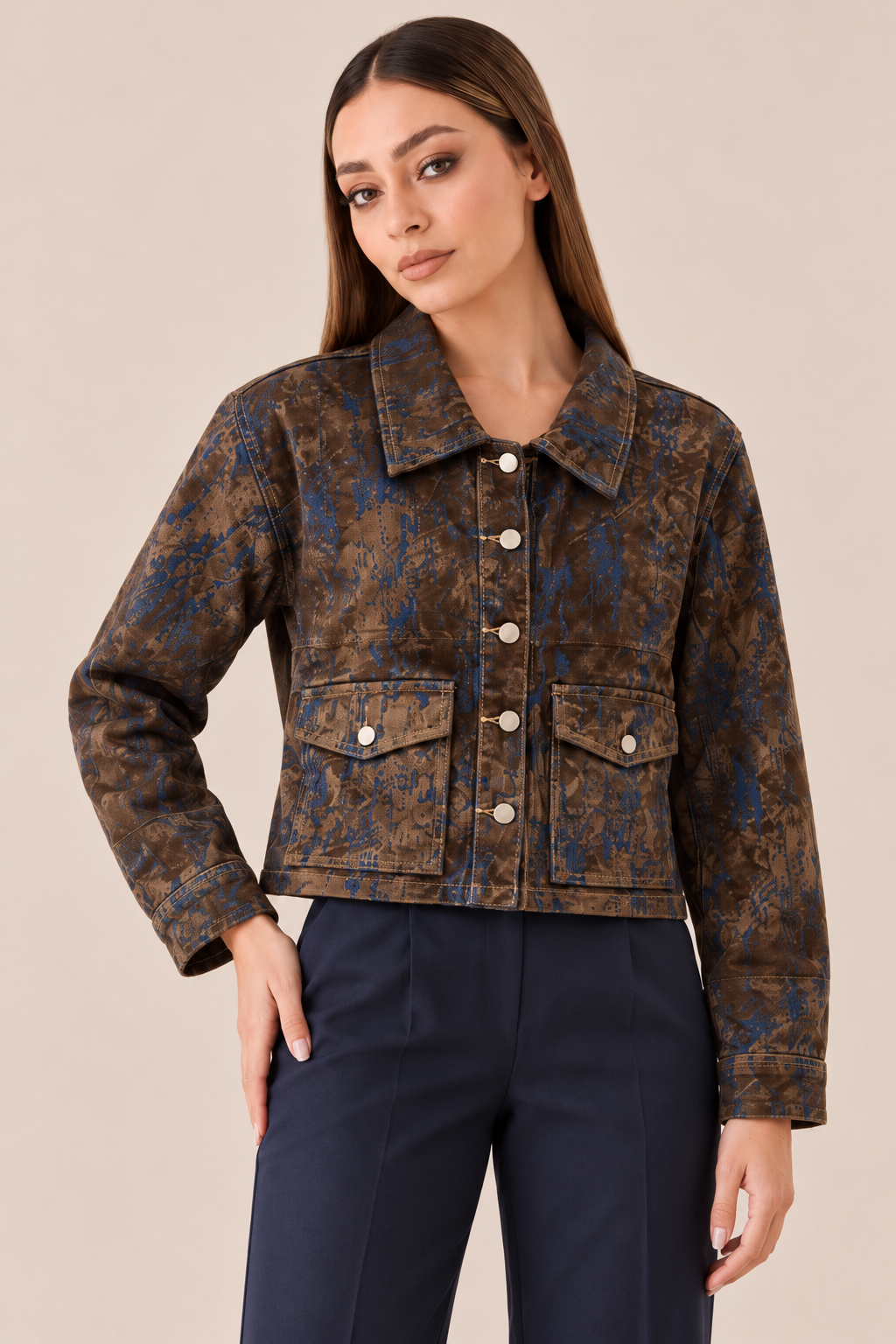 CHAQUETA CORTA DE MEZCLILLA CON ESTAMPADO ABSTRACTO CAFÉ Y AZUL