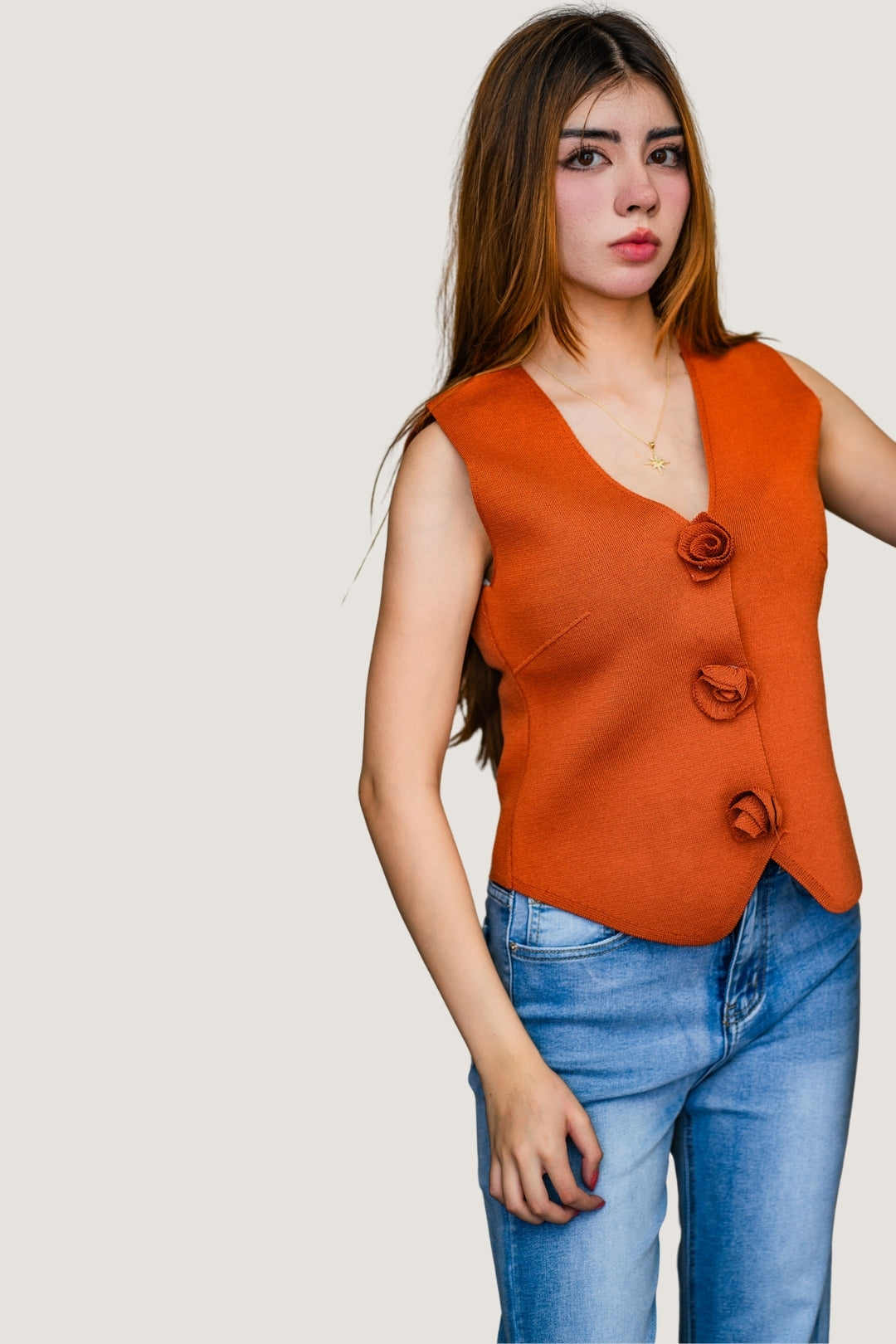 Jeans Corte Recto M Curry | Liso con Detalle de Balenciana | Mezclilla Azul Claro