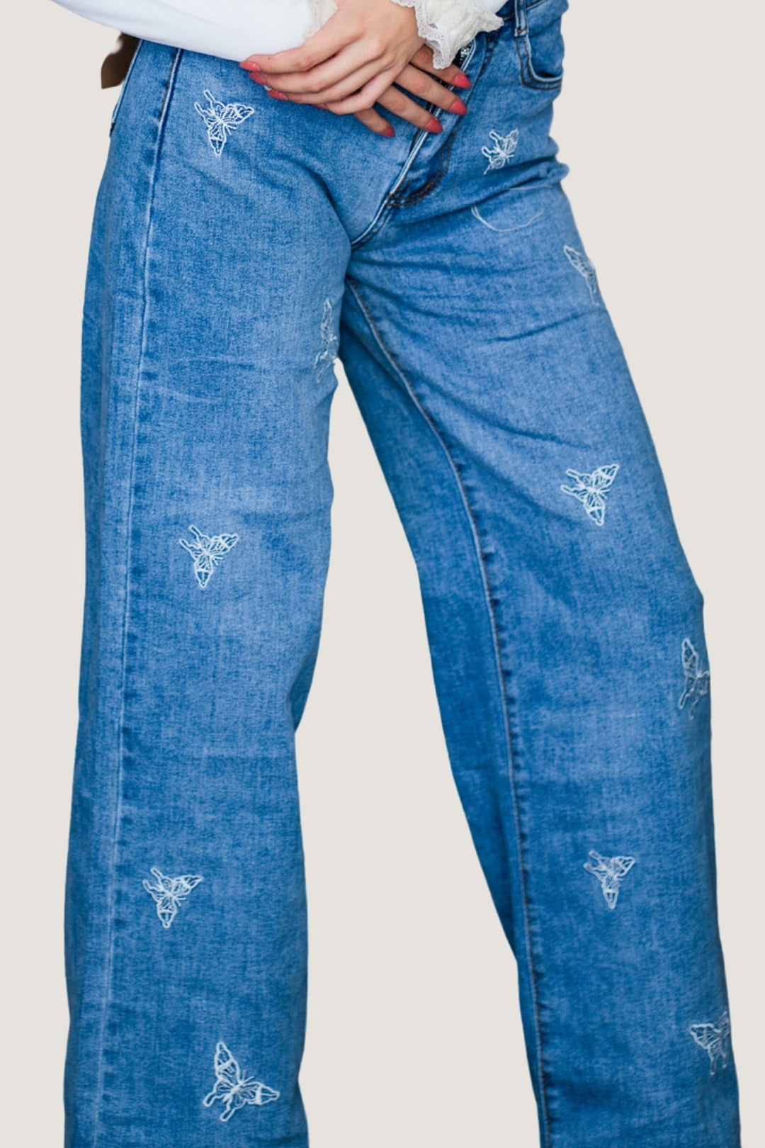 Jeans Wide Pants con Mariposas Blancas Bordadas | Mezclilla Azul Medio