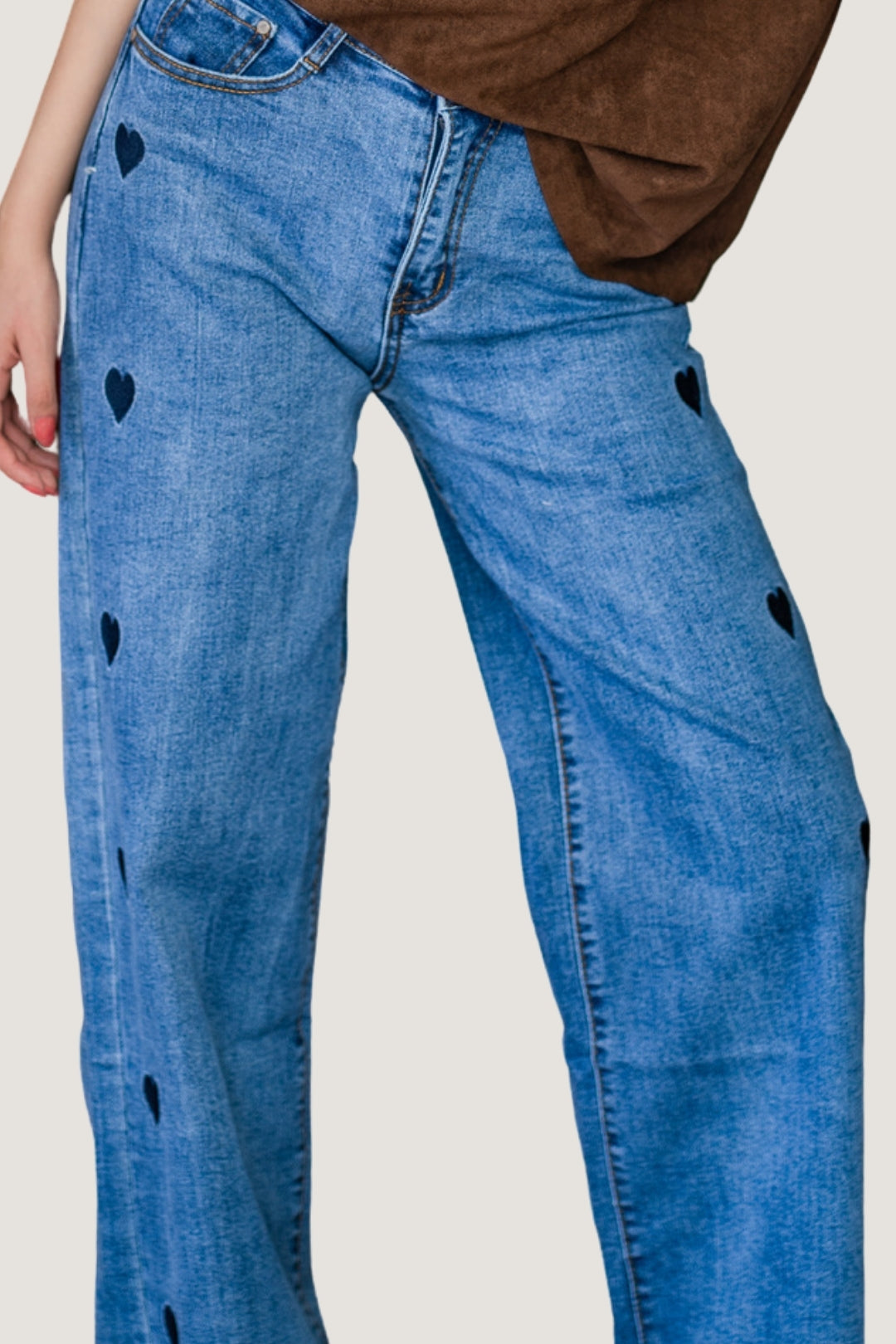 Jeans Wide Pants Amanda con Corazones Bordados en Mezclilla Azul Medio