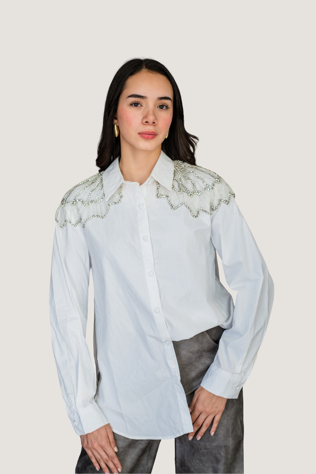 Camiseta de Botones con Cuello Clásico y Estoperoles Plateados Blanca