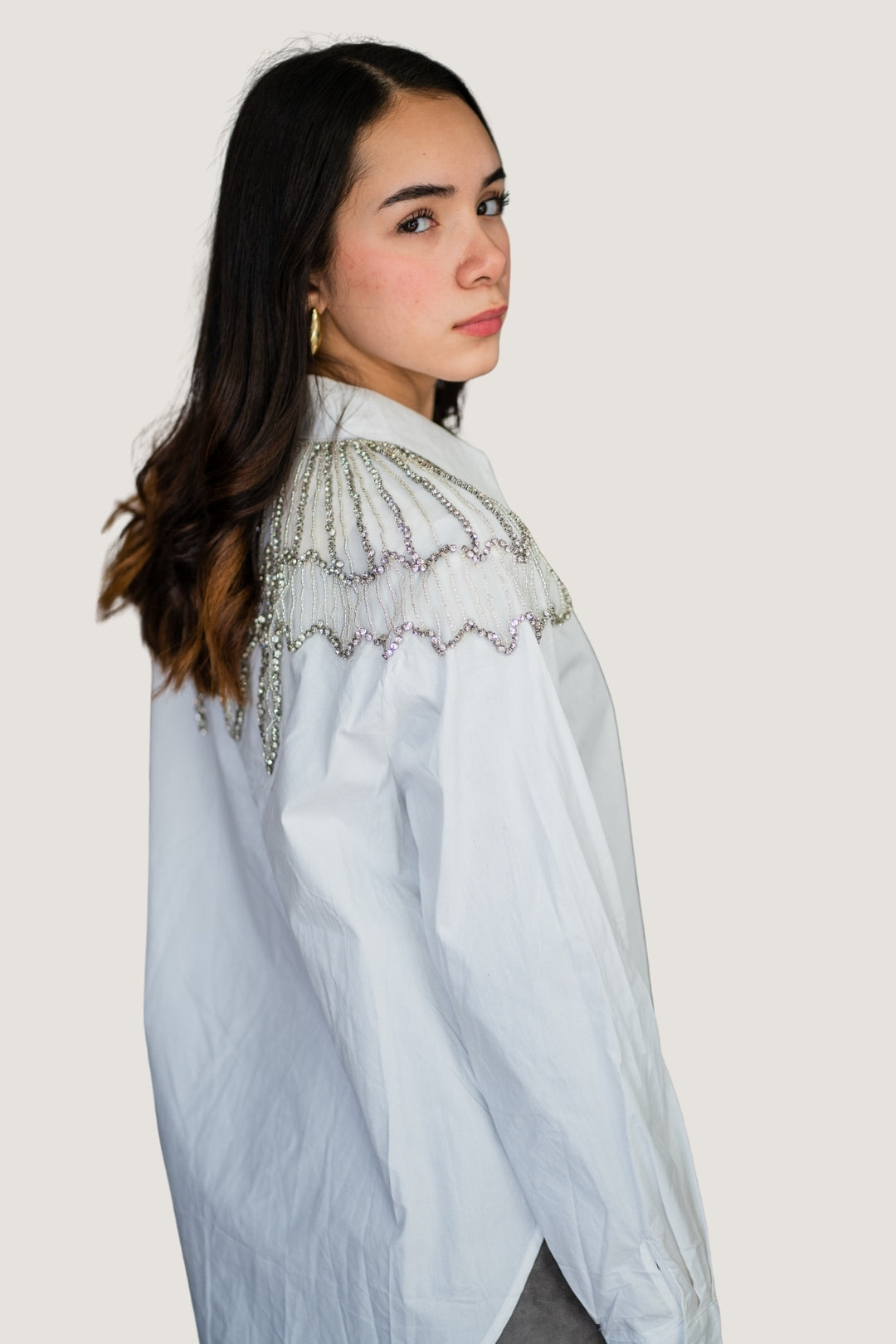 Camiseta de Botones con Cuello Clásico y Estoperoles Plateados Blanca