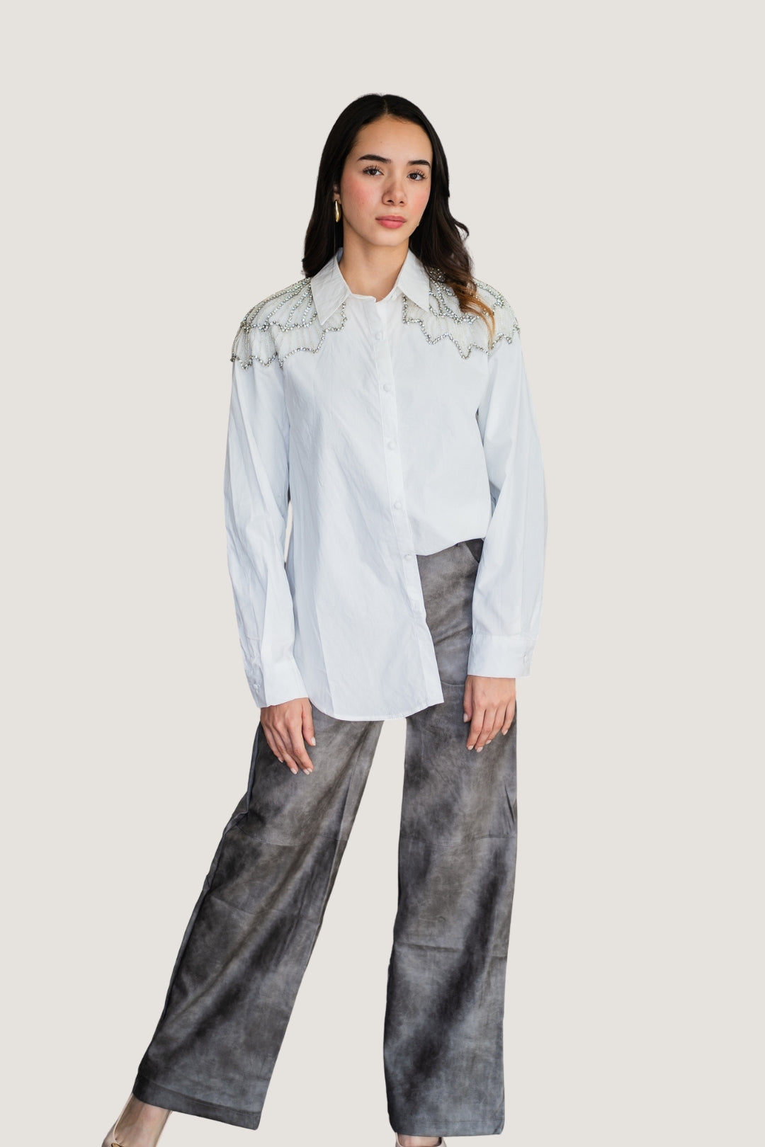 Camiseta de Botones con Cuello Clásico y Estoperoles Plateados Blanca