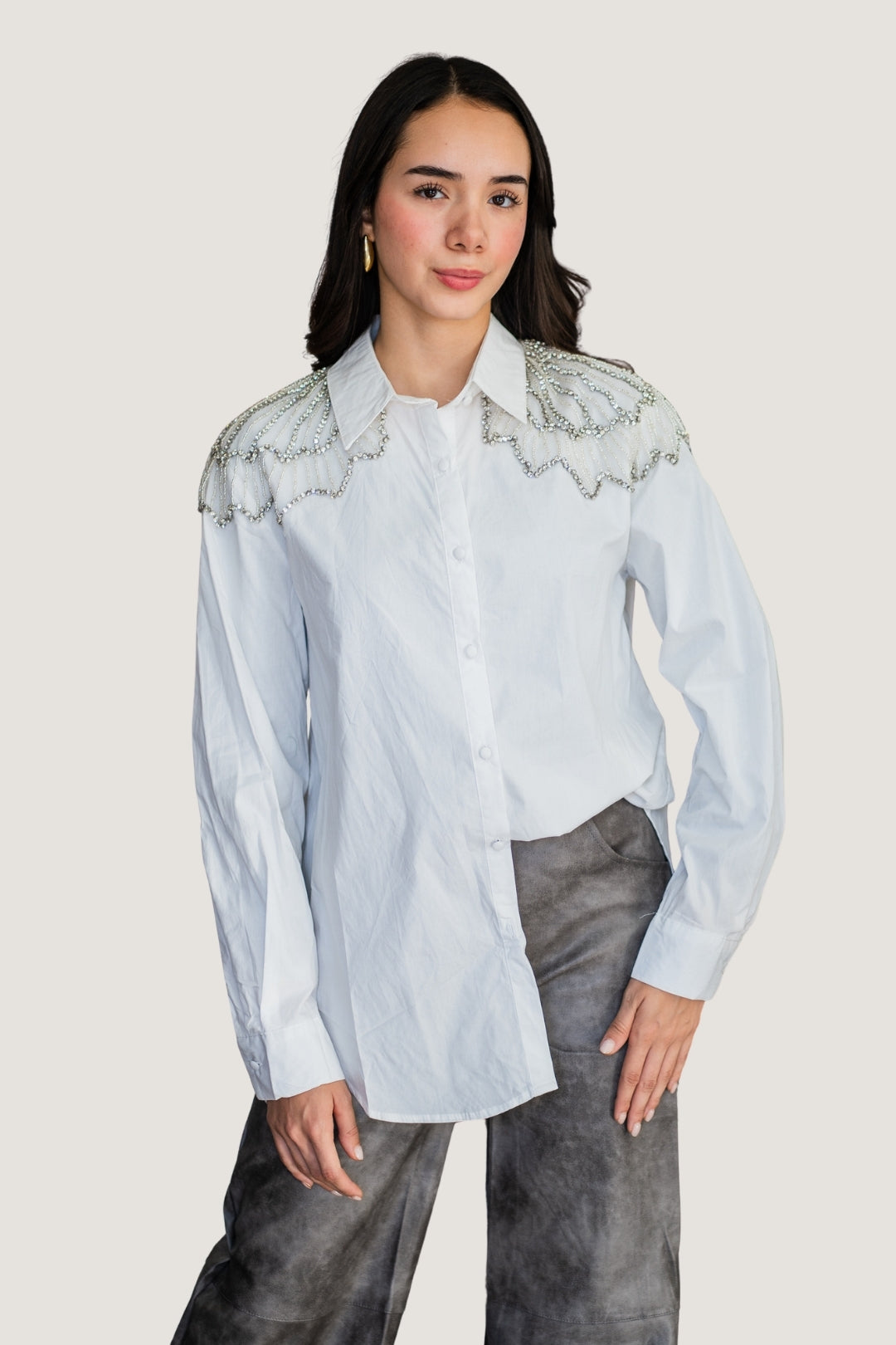 Camiseta de Botones con Cuello Clásico y Estoperoles Plateados Blanca