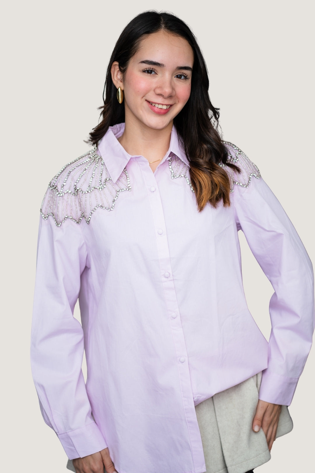 Camiseta de Botones con Cuello Clásico y Estoperoles Plateados