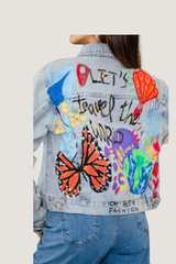 Chamarra de Mezclilla Pintada a Mano Diseño "Let's Travel the World"
