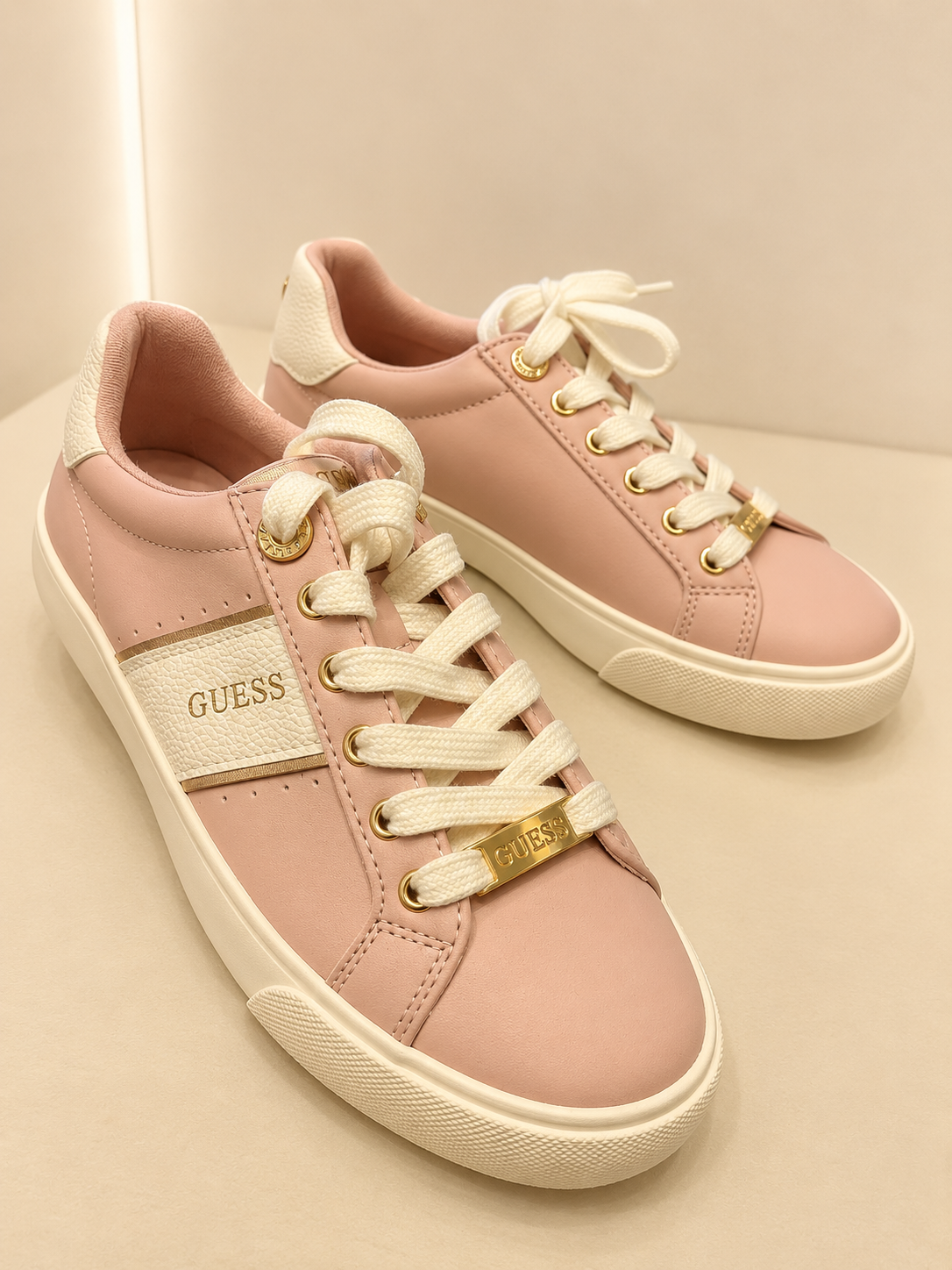 TENIS GUESS ROSA Y BLANCO