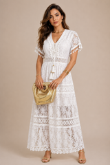 Vestido Blanco Estilo Bohemio Manga Corta de Encaje, Escote V, Cordones Con Cuentas Doradas