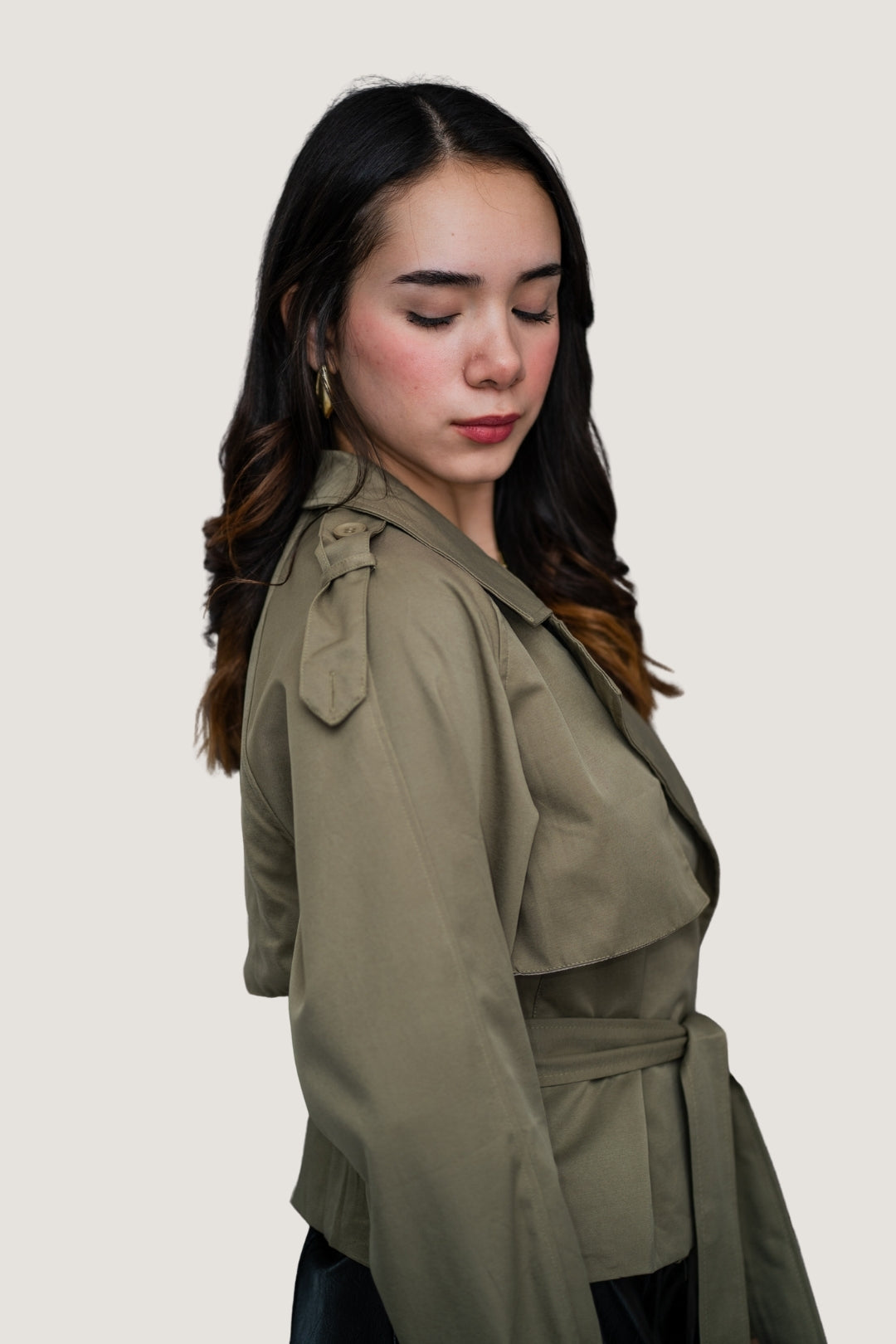 Chamarra Corta Tipo Gabardina con Cinto Ajustable Verde Oliva