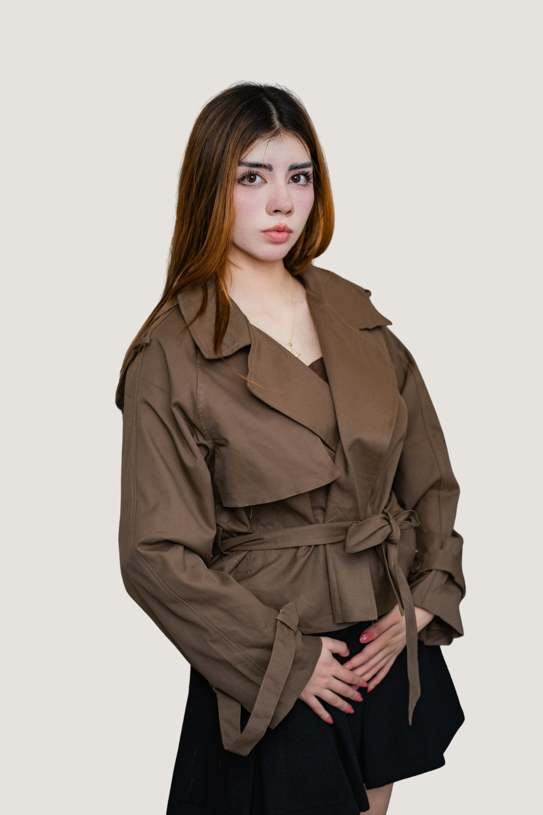 Chamarra Corta Tipo Gabardina con Cinto Ajustable Café