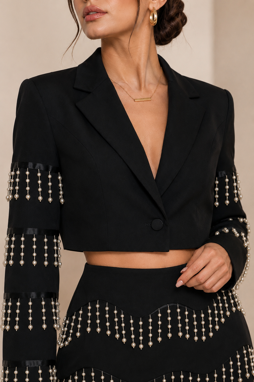 Conjunto Negro Corto de Falda y Saco Con Perlas