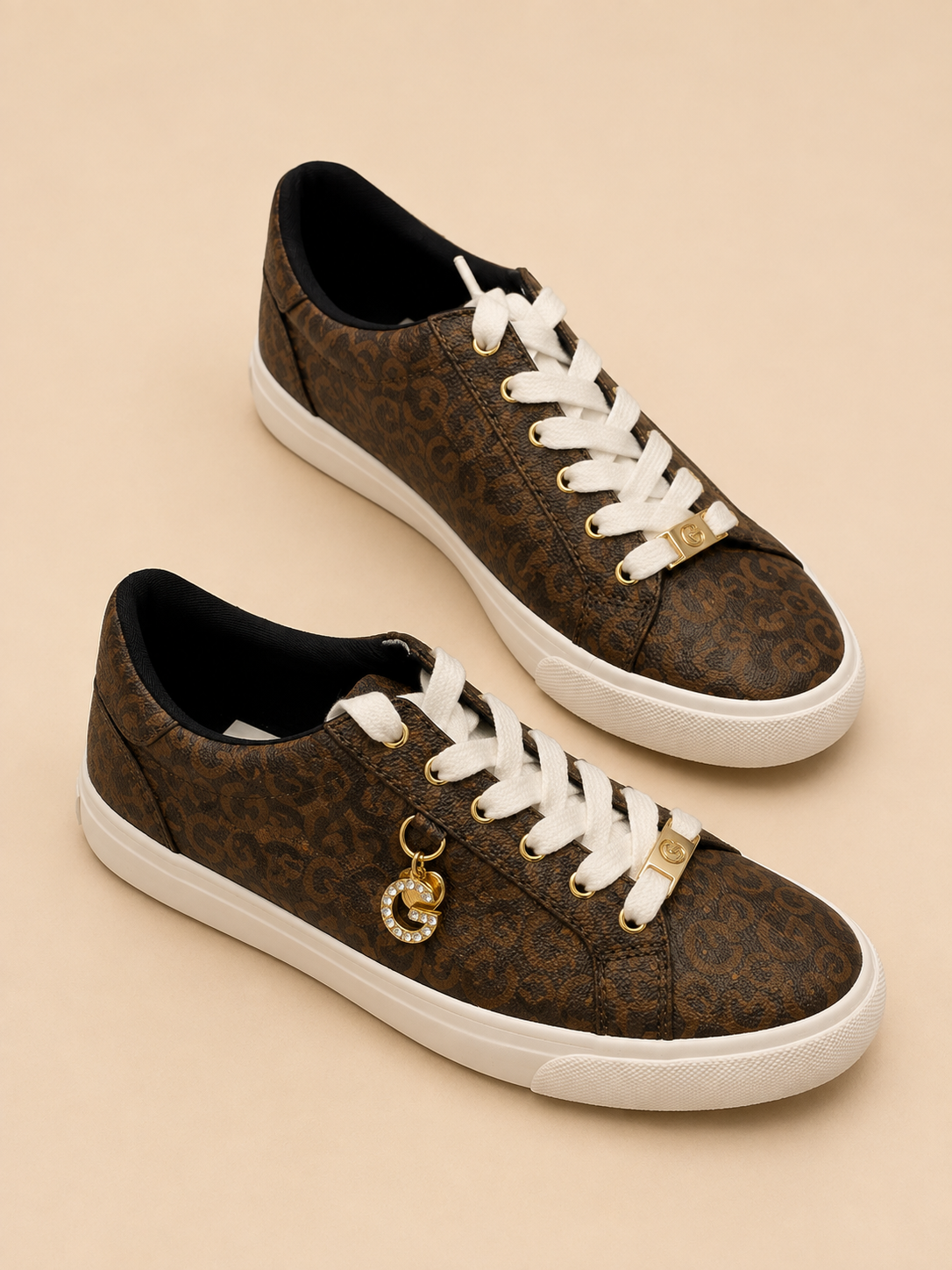 TENIS GUESS MONOGRAMA CAFÉ CON CHARM