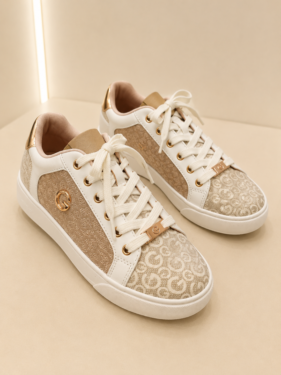 TENIS G by GUESS MONOGRAMA BEIGE