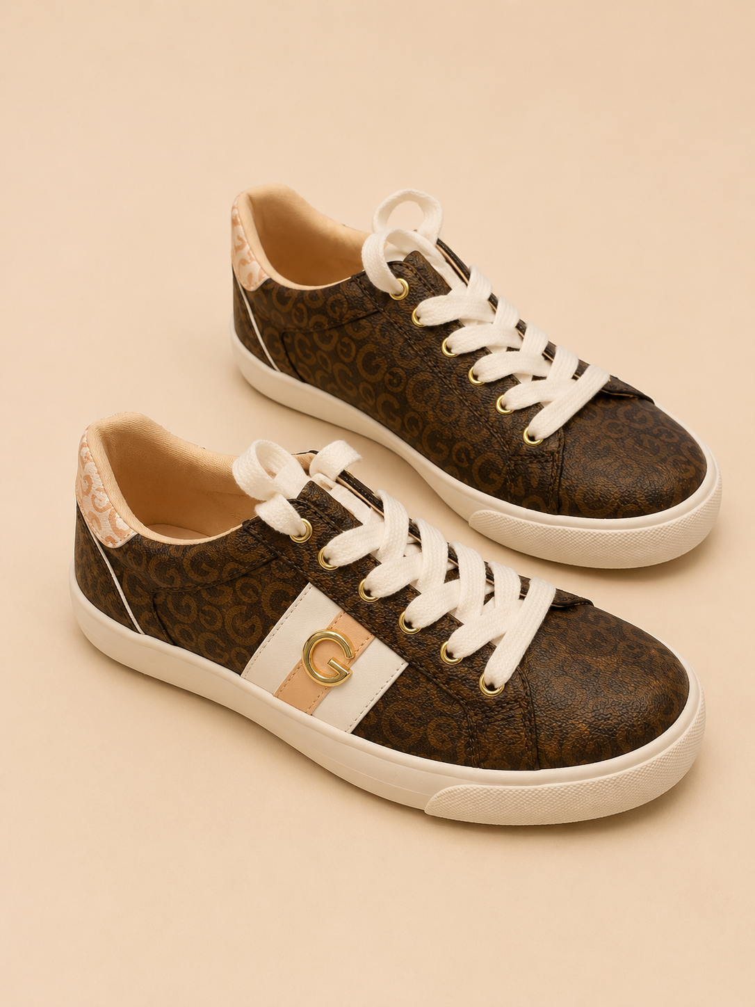 TENIS GUESS MONOGRAMA CAFÉ