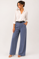 PANTALON AZUL CON CINTO NEGRO