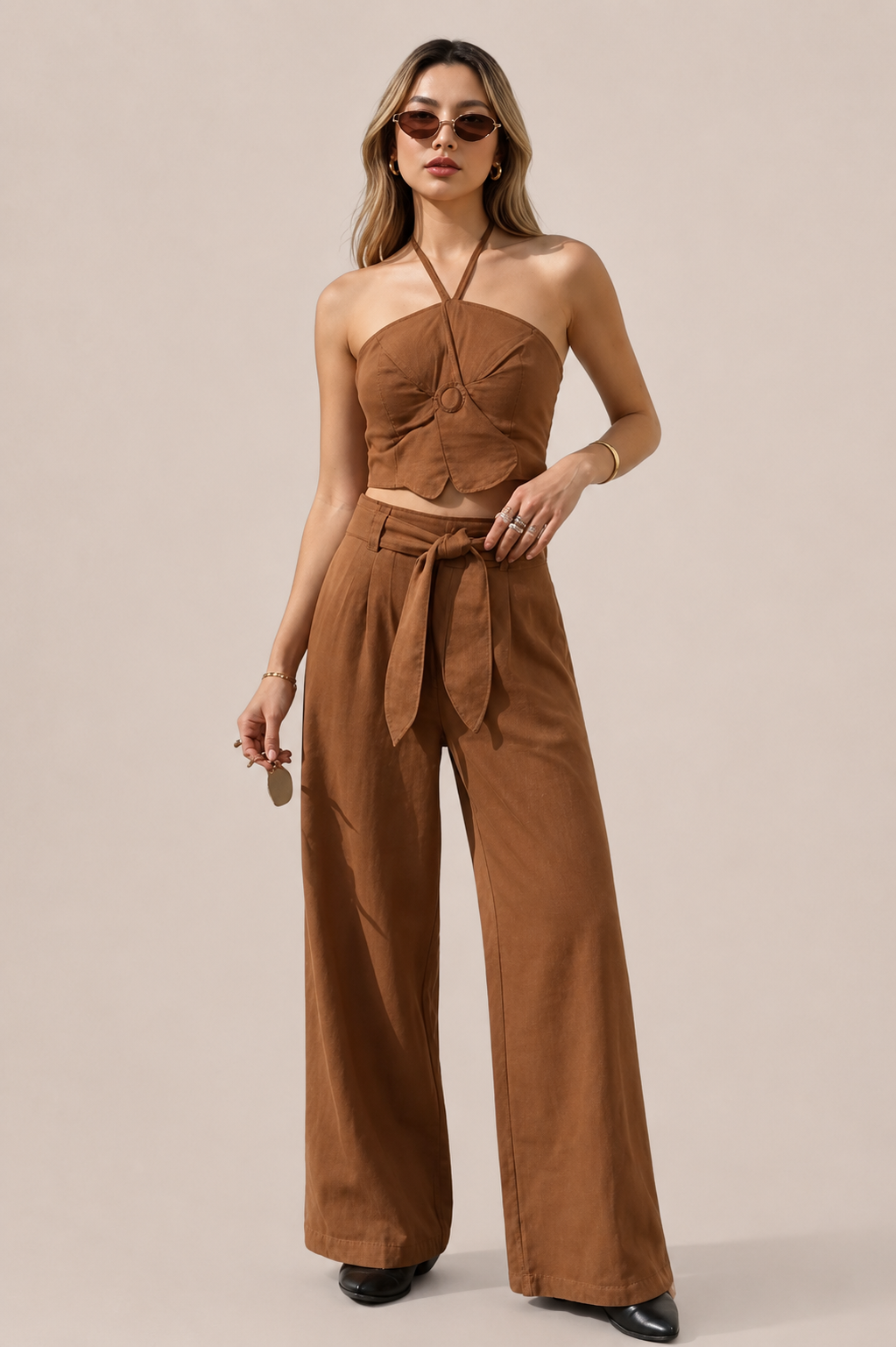 Conjunto Café de Pantalon y Top Con Flor
