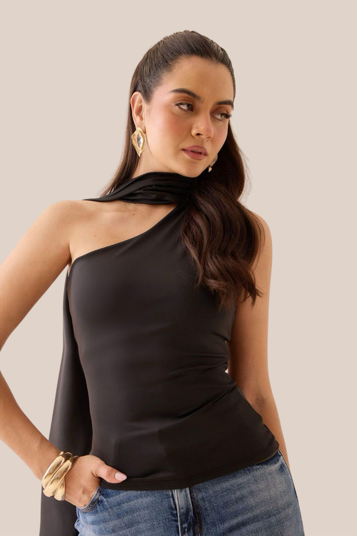 Blusa Negra Un Hombro y Bufanda