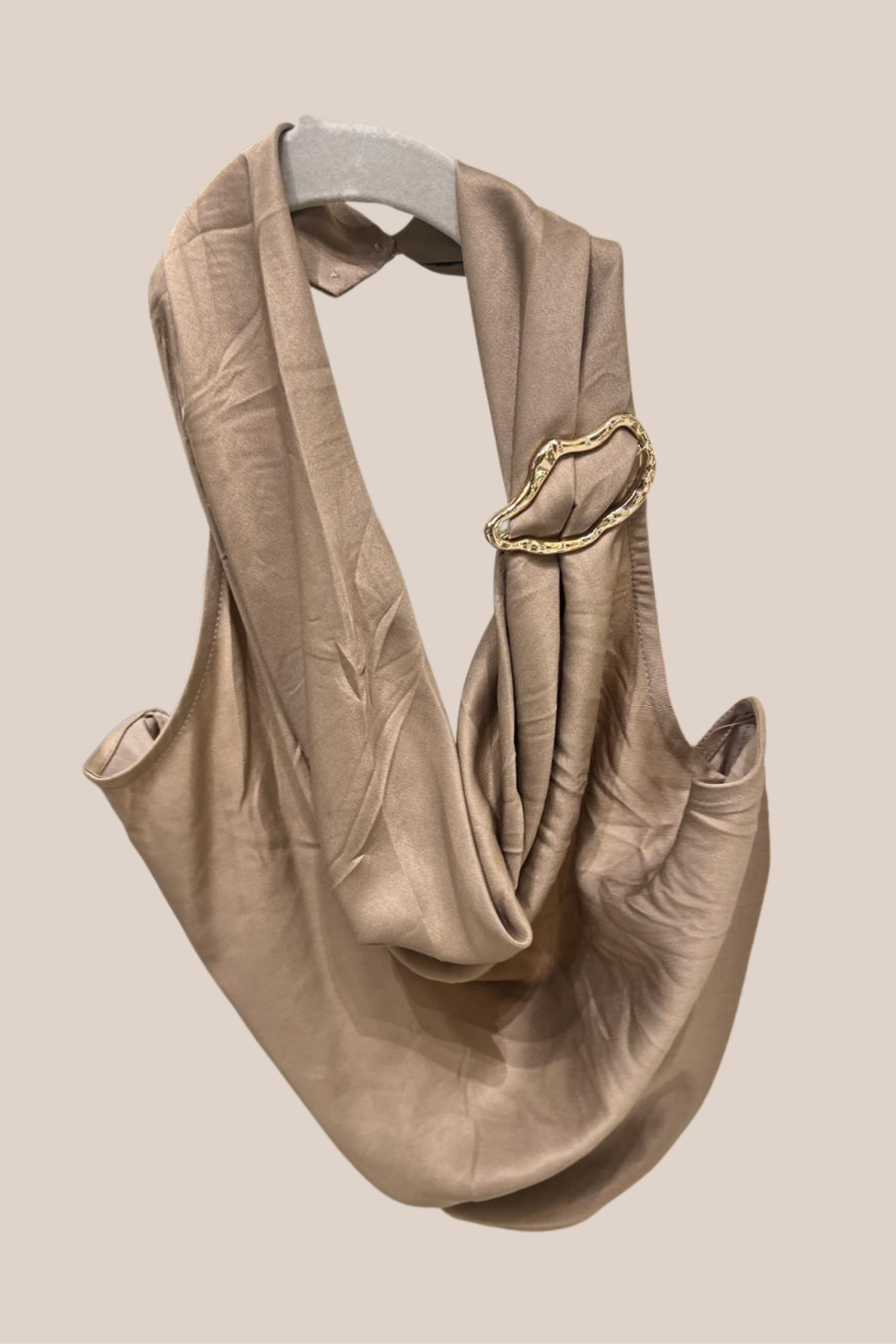 Blusa Beige Estilo Halter Satinada con Broche Dorado