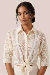 Top Beige en Encaje Cuello Con Solapas, Mangas 3/4 Detalles en Azul
