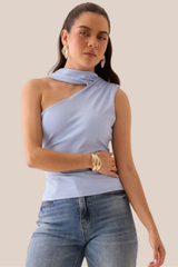 Blusa Azul Un Hombro y Bufanda