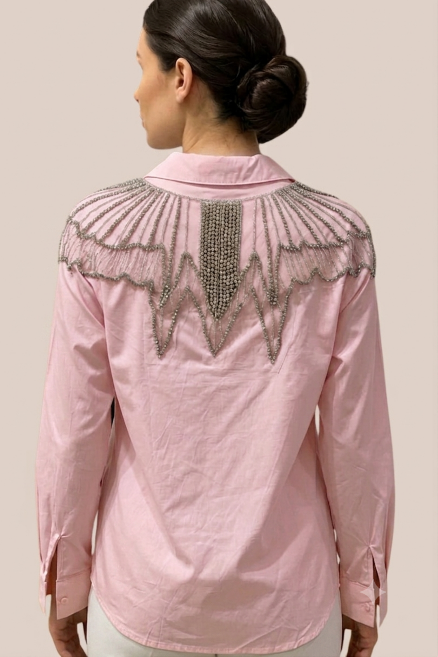 Blusa Rosa Manga Larga Con Adornos de Pedreria en Hombros y Epalda