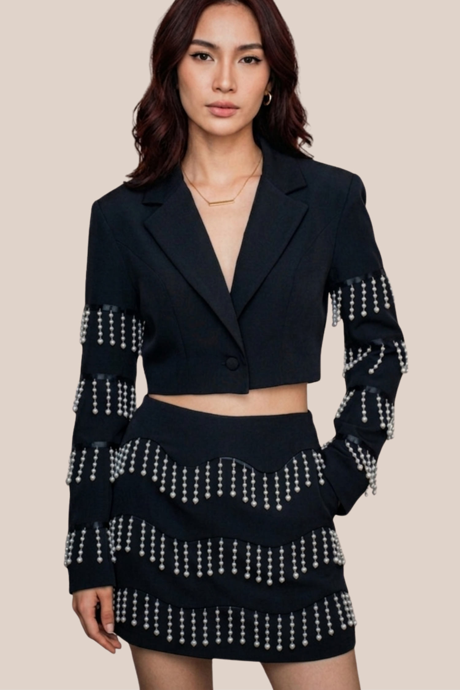 Conjunto Negro Corto de Falda y Saco Con Perlas