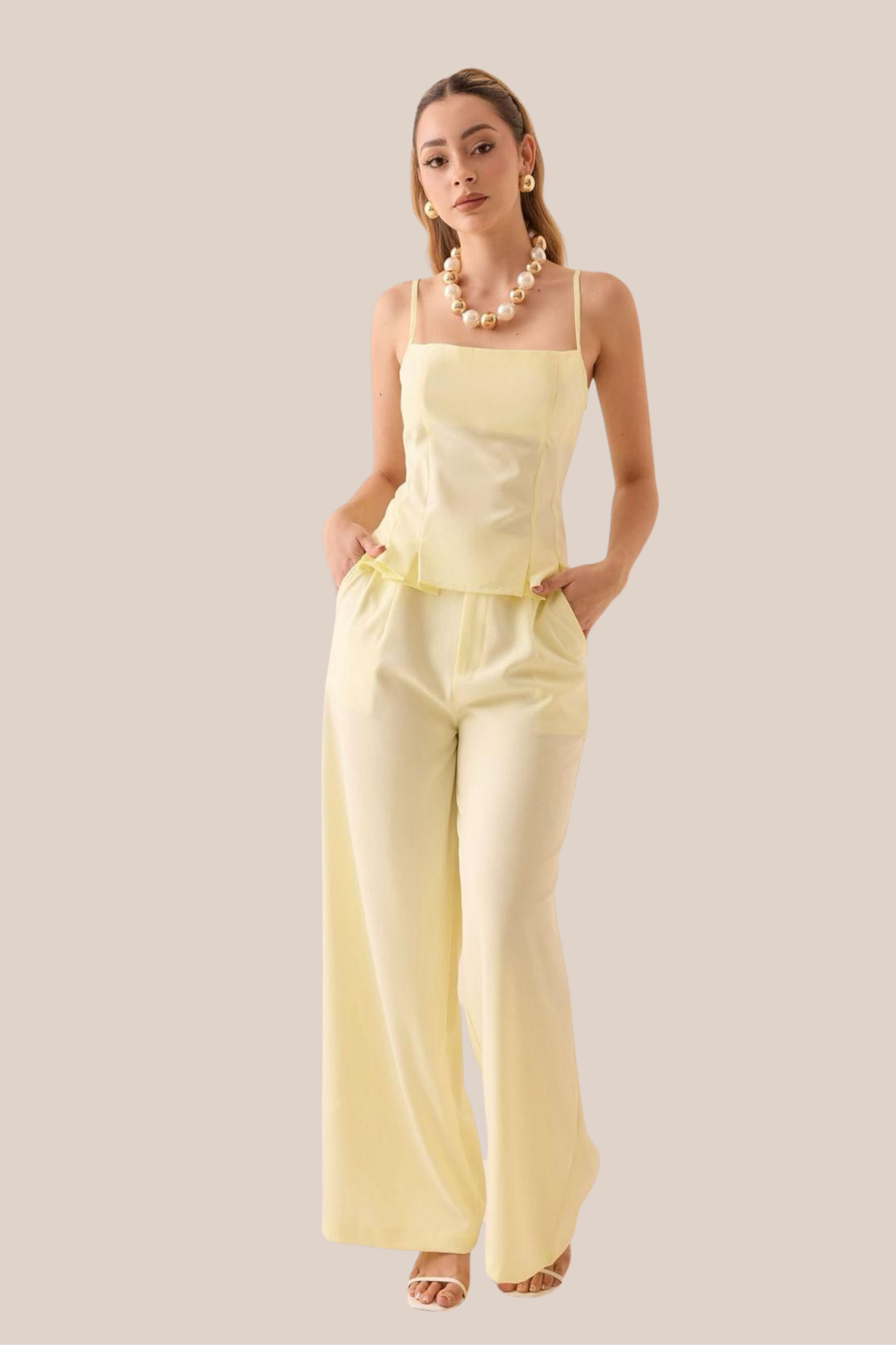 Conjunto Amarillo de Pantalon y Blusa Corta de Tirantes