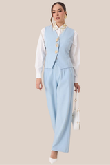 Conjunto Azul de Chaleco Con Detalles de Botones Dorados y Pantalon