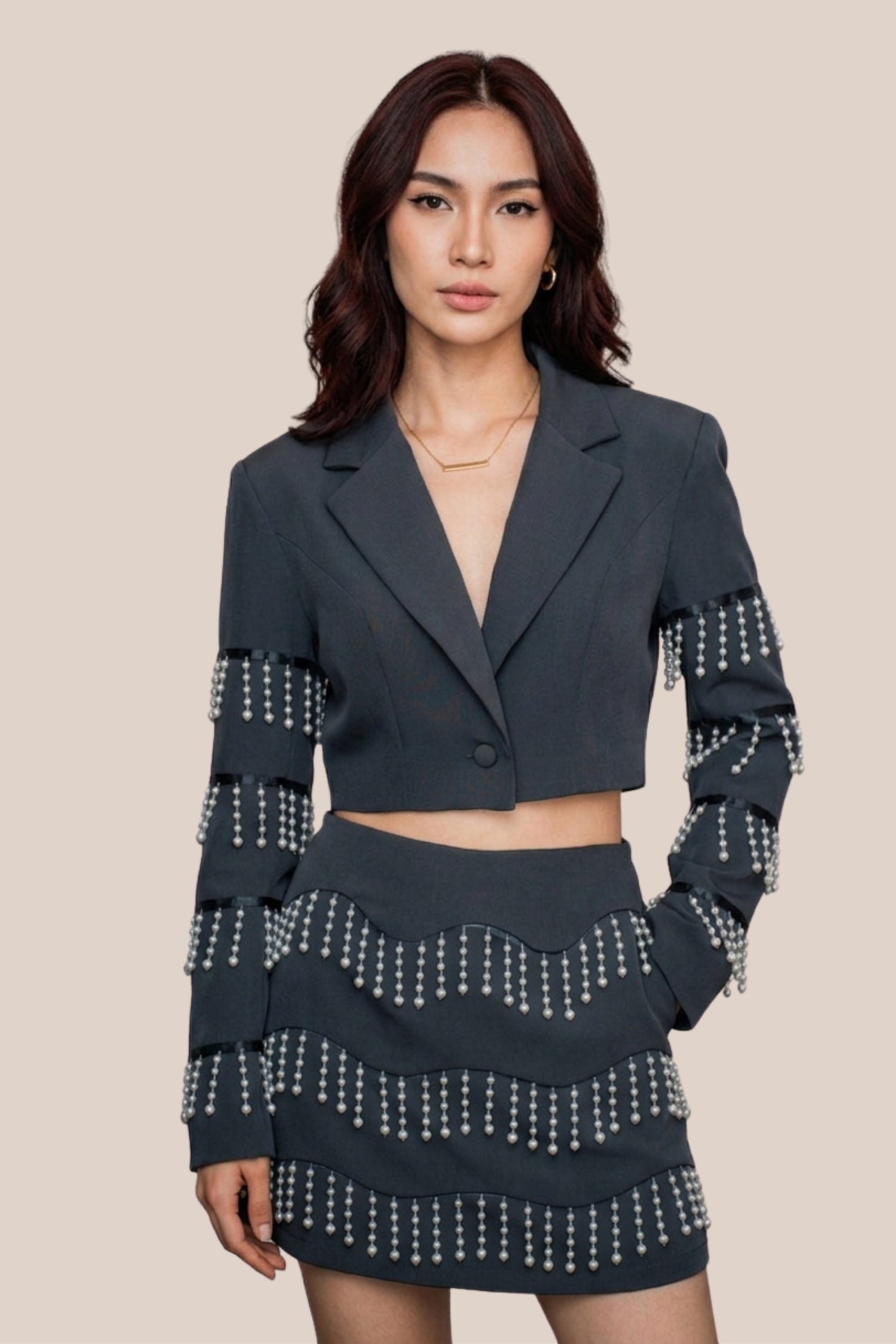 Conjunto Gris Corto de Falda y Saco Con Perlas
