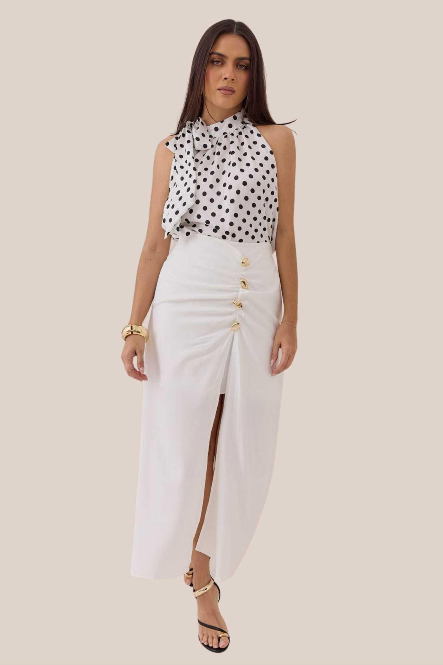 Falda Blanca Con Abertura Amplia y Botones Dorados
