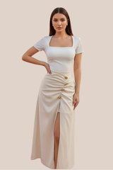 Falda Beige Con Abertura Amplia y Botones Dorados