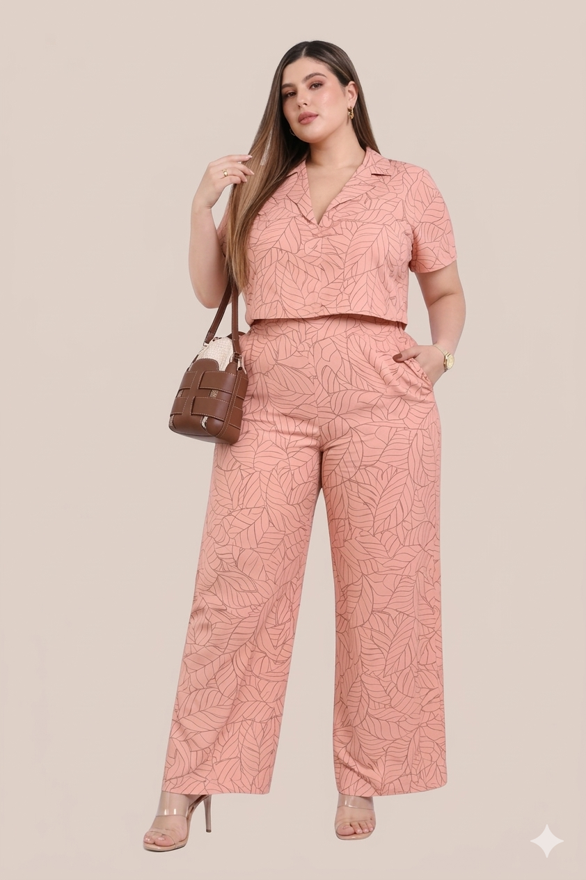 Conjunto Rosa de Pantalon, Blusa Cropped Cuello Solapas Con Patrones de Hojas Café