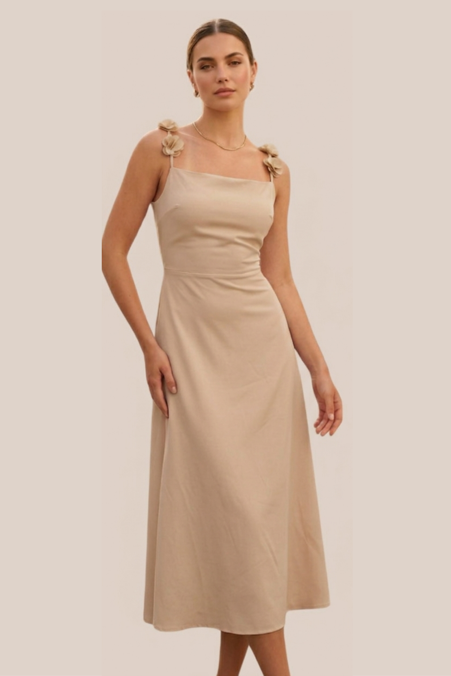 Vestido Beige Satín Con Flores