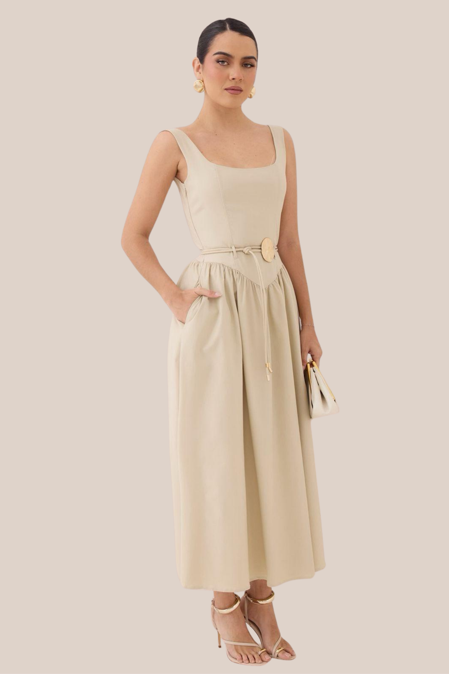 Vestido Beige de Tirantes Cuello Cuadrado con cinto redondo