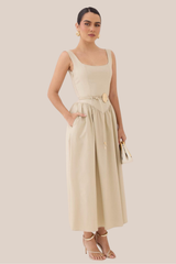 Vestido Beige de Tirantes Cuello Cuadrado con cinto redondo