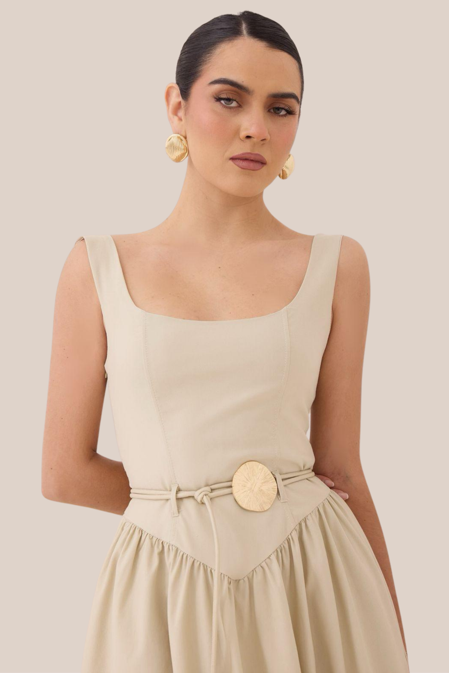 Vestido Beige de Tirantes Cuello Cuadrado con cinto redondo
