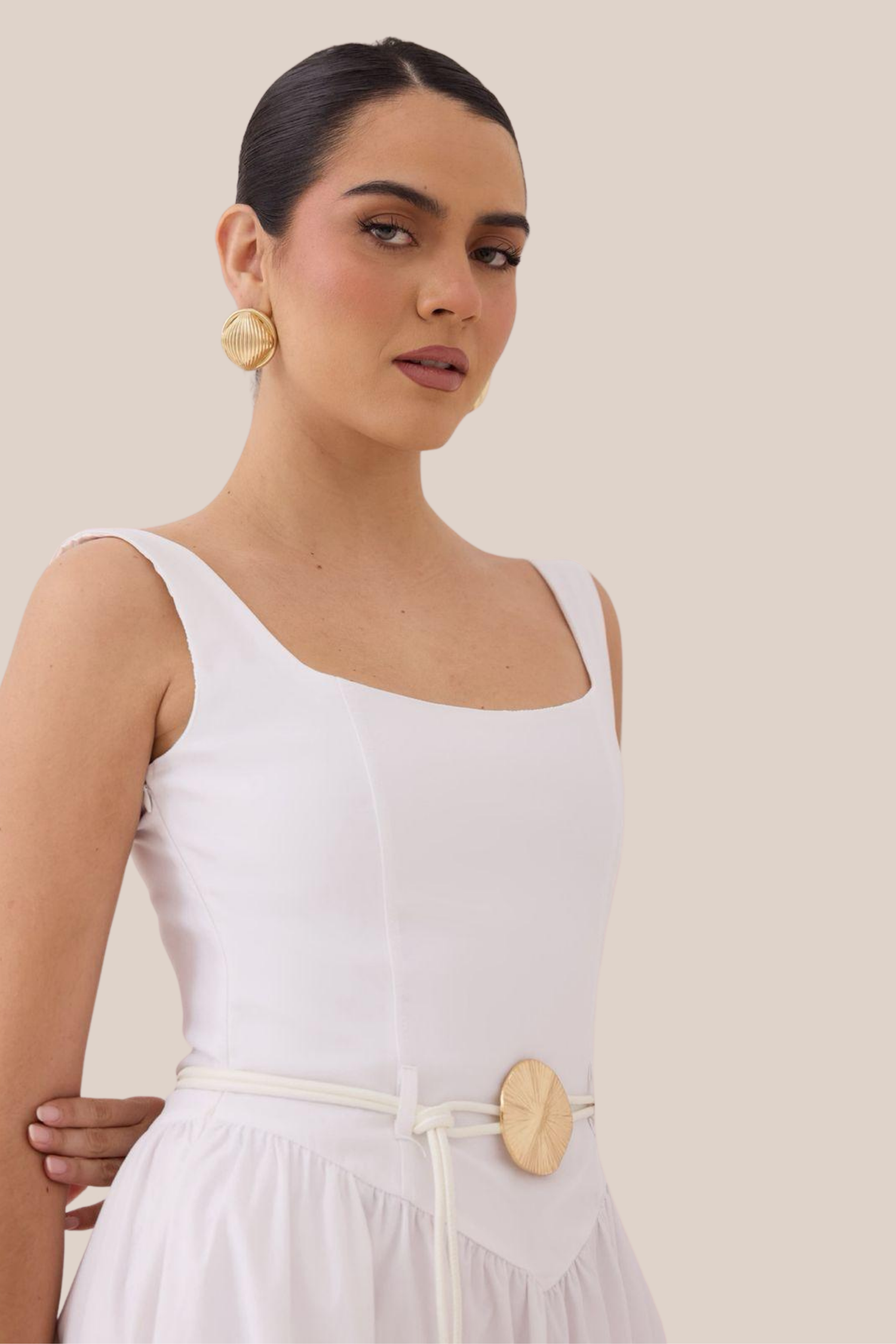 Vestido Blanco de Tirantes Cuello Cuadrado con cinto redondo