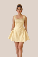 Vestido Amarillo Corto Sin Mangas Cuello Cuadrado