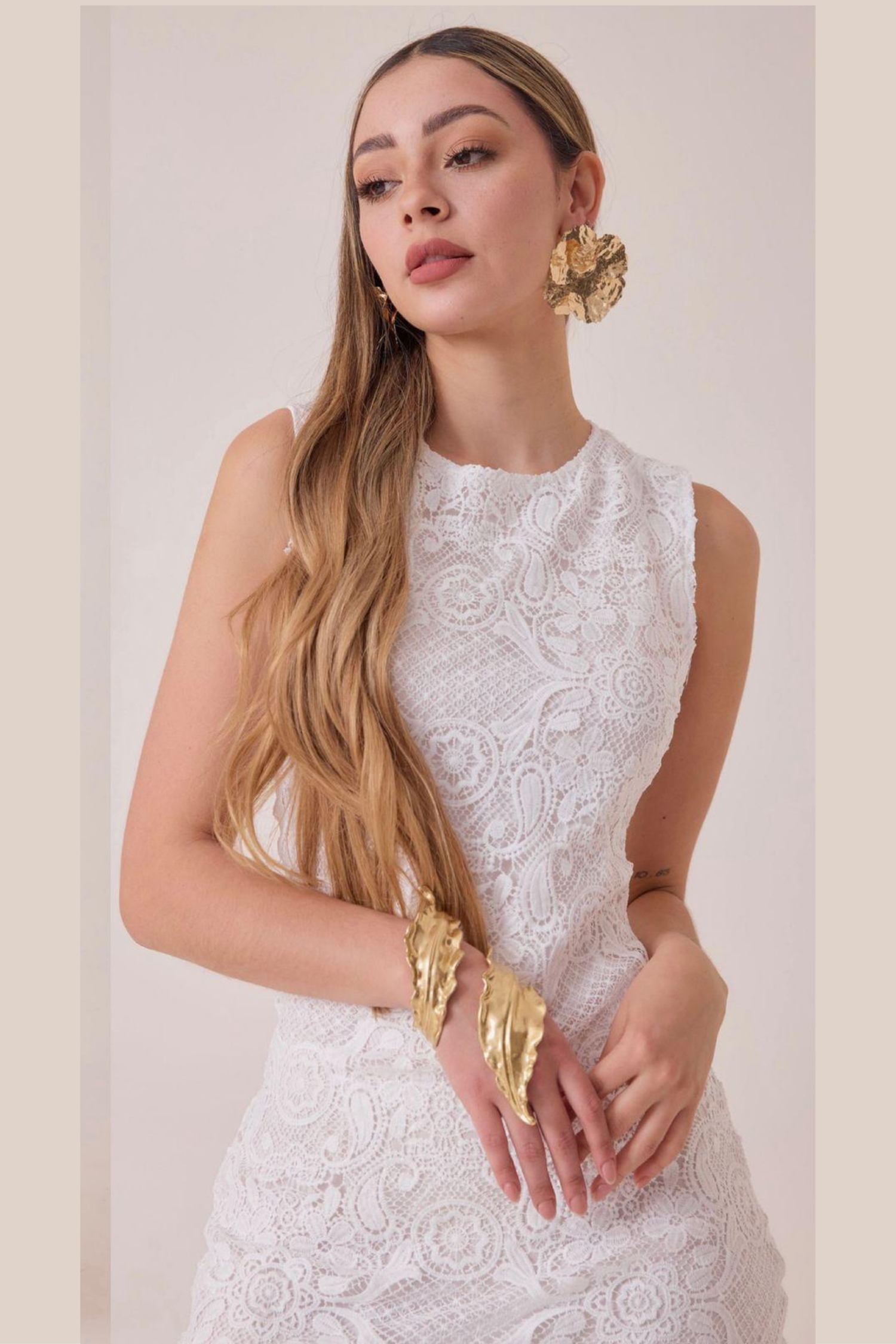 Vestido Blanco Largo de Encaje y Gasa Plisada