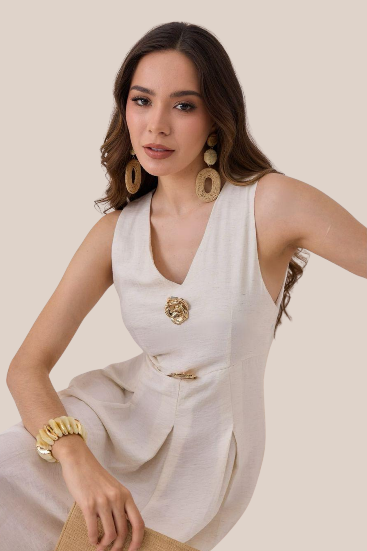Vestido Beige Cuello V Botones Dorados de Flores